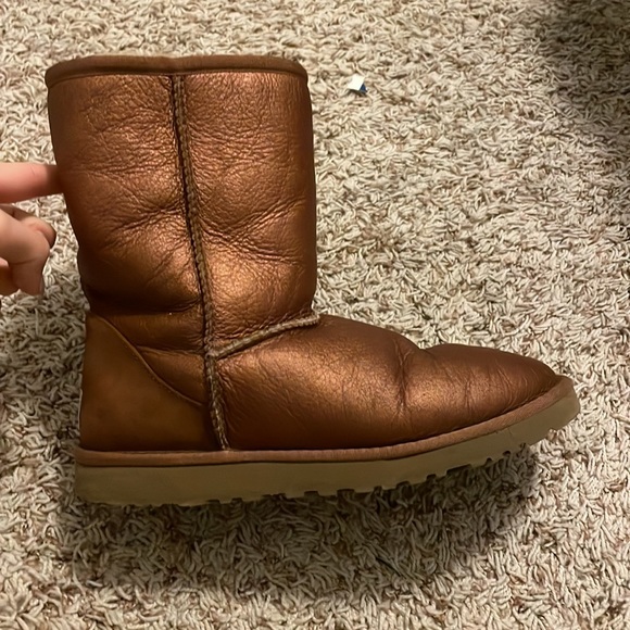 Classic Short Metallic Uggs - Picture 2 of 3